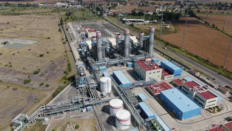 toma aérea de drones de una planta de generación de energía