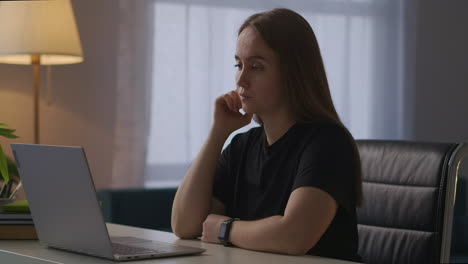 La-Mujer-Está-Escuchando-Al-Interlocutor-Por-Video-Chat-En-Una-Computadora-Portátil-Mirando-La-Pantalla-Y-Asintiendo-Con-La-Cabeza-Comunicación-En-Línea-Y-Reunión-Distante