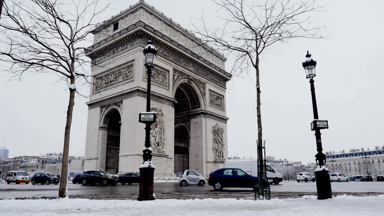 프랑스 파리에서 드물게 눈이 내리는 날에 트리 아크 (arc de triomphe)