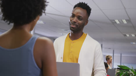 Felices-Colegas-De-Negocios-Afroamericanos,-Hombres-Y-Mujeres,-Hablando-En-La-Oficina