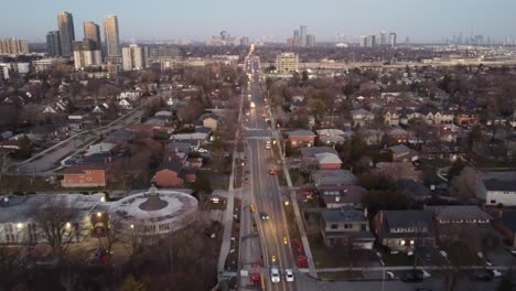 feuerwehrautos rauschen auf den straßen der vororte von toronto, drohnenaufnahme aus der luft