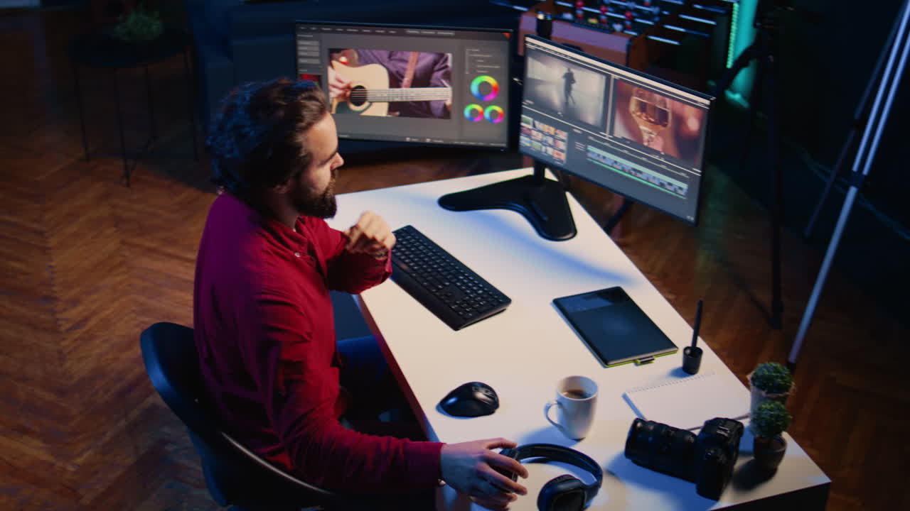 editor de video pulido de material en bruto, aplicando técnicas de edición modernas