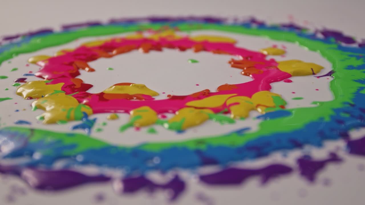 el color cae en círculos sobre un fondo blanco giratorio.