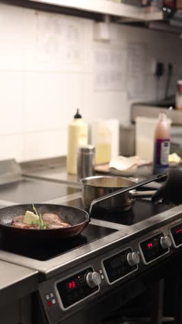 cocinar un filete en una cocina profesional