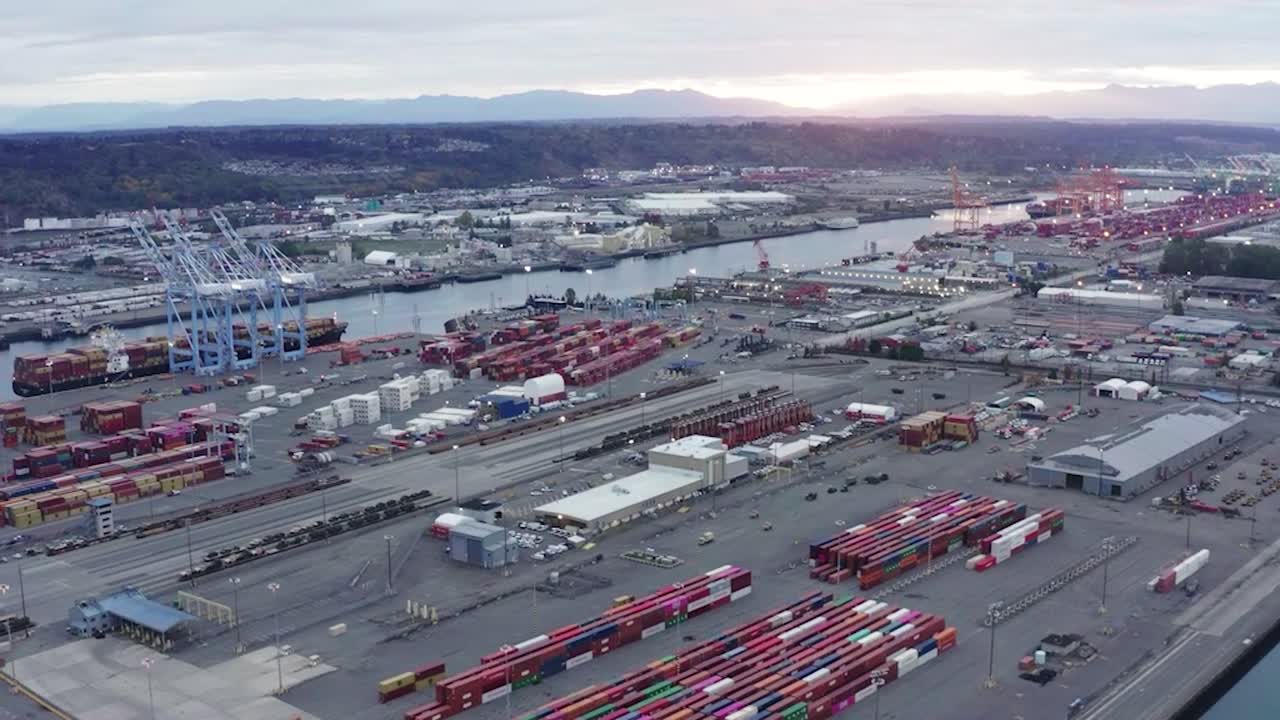 vista panorámica del puerto de tacoma al atardecer - toma aérea de drones
