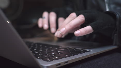 Manos-En-Guantes-Escribiendo-Y-Deslizando-En-Una-Computadora-Portátil,-Luego-Cerrándola