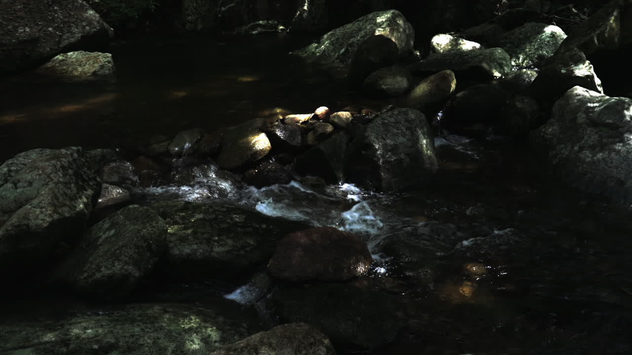 mirando la cascada en tailandia.