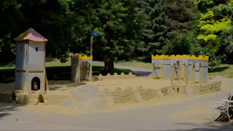 Kinderspielplatz-Mit-Sand-Und-Burg-Im-Türkenschanzpark-In-Wien-An-Einem-Sonnigen-Mittagstag-In-Zeitlupe