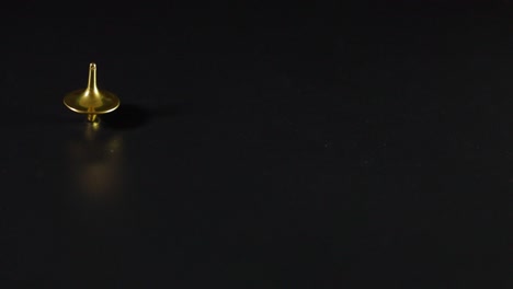 cimas doradas girando en una superficie oscura
