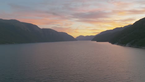 Disparo-De-Drone-Desde-La-Puesta-De-Sol-En-Lysefjorden-Noruega