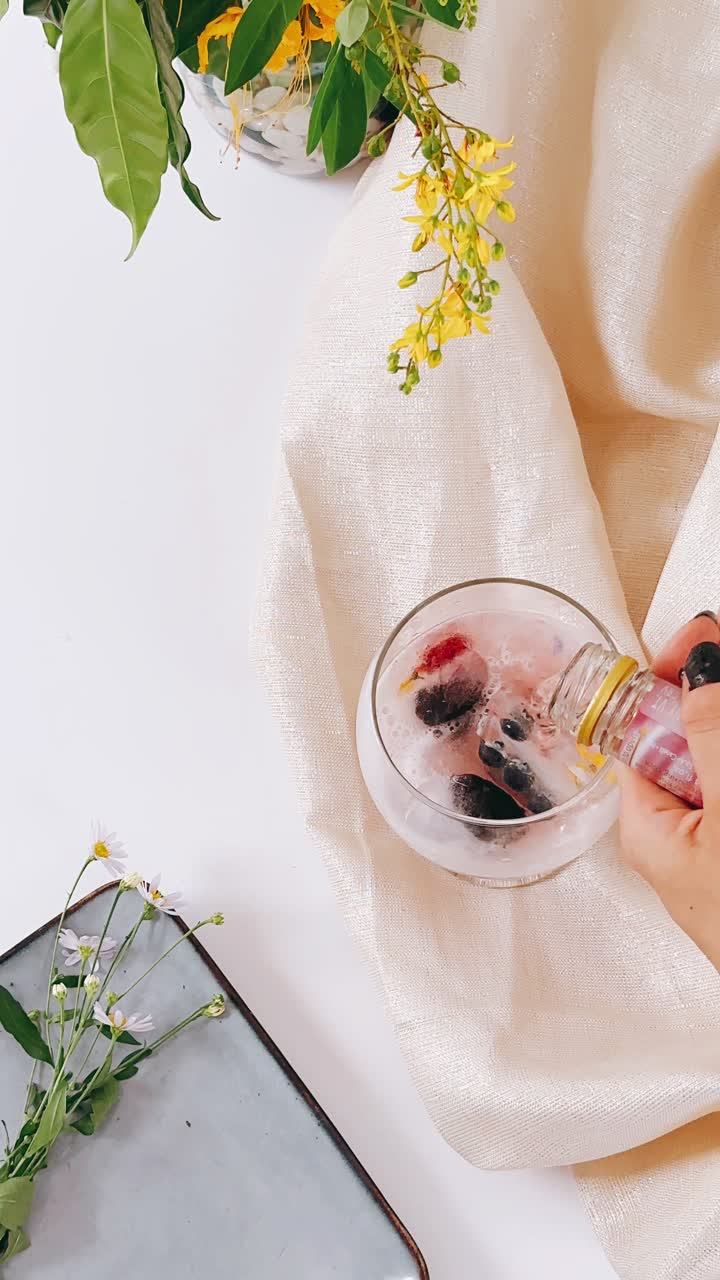 Versando un Cocktail ai Frutti di Bosco