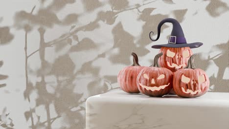 Tres-Jack-o&#39;-lanterns-Con-Sombrero-De-Bruja-Sobre-Una-Plataforma-De-Mármol-Con-Fondo-De-Sombra-Floral-Blanco