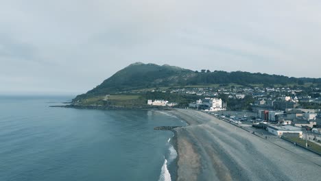 Hermosa-Ciudad-Bray-Cerca-De-La-Playa-De-Guijarros-Con-Vistas-A-La-Montaña-Bray-Head-En-El-Condado-De-Wicklow,-Irlanda