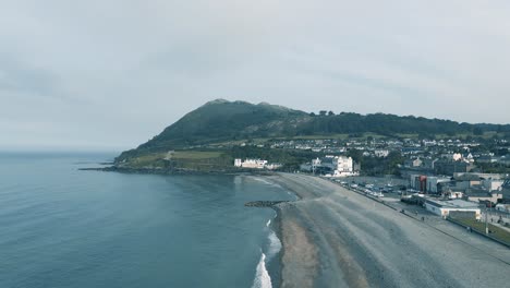 hermosa ciudad bray cerca de la playa de guijarros con vistas a la montaña bray head en el condado de wicklow, irlanda