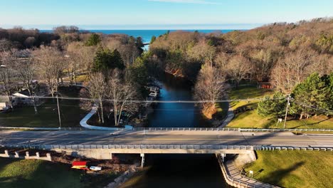 todavía aéreo con dron sobre un viejo puente de arroyo