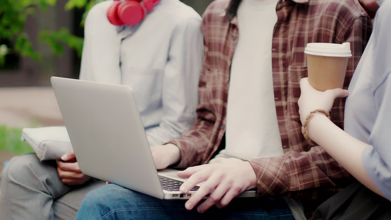 대학 캠퍼스의 다민족 친구들.