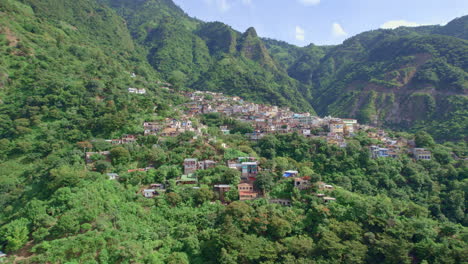 imágenes de drones del pueblo indígena de la ladera de la montaña volcánica santa cruz la laguna, guatemala en el lago atitlán en las tierras altas de américa central rodeada de una exuberante selva tropical