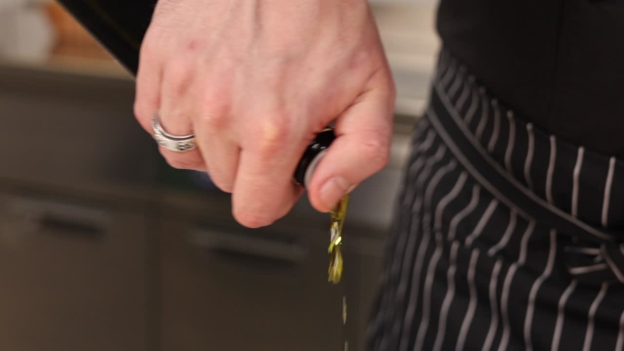 올리브 기름 을 부는 요리사