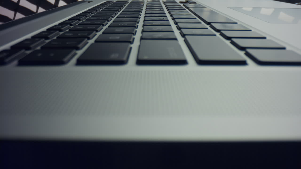 검은 키보드를 가진 회색 노트북 컴퓨터. 노트북의 현대적인 검은 키보드