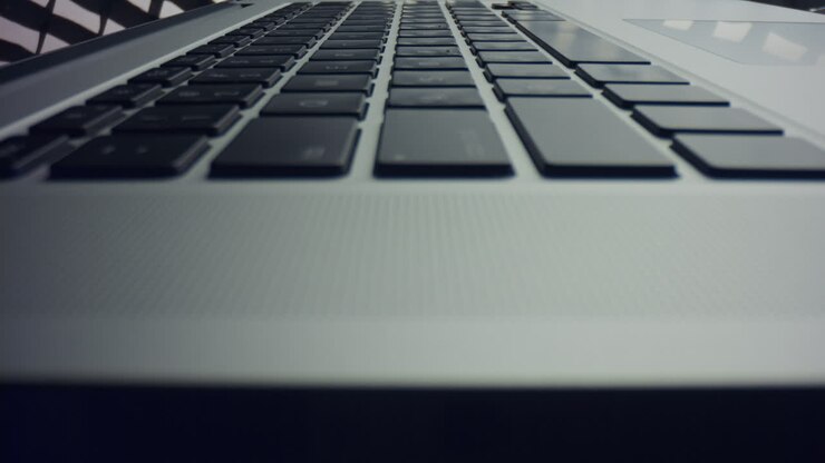 Grauer Laptop-Computer mit schwarzer Tastatur. Moderne schwarze Tastatur eines Laptops.
