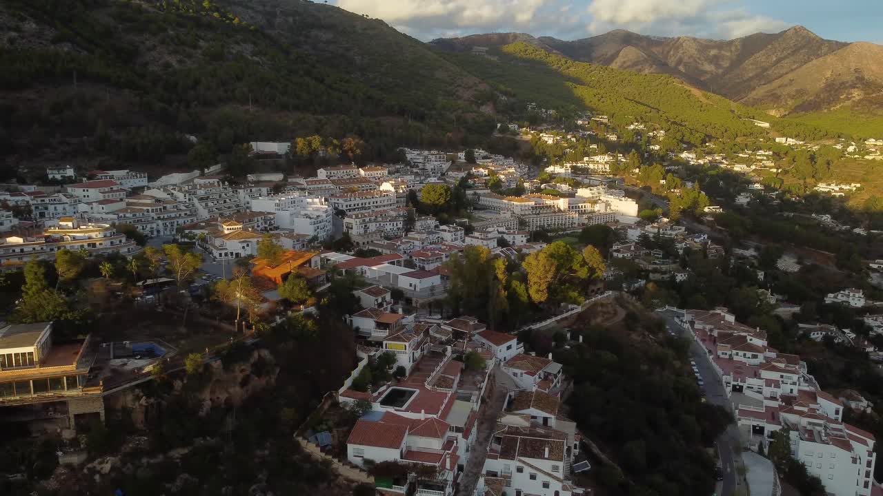el sol brilla en el municipio de mijas en las montañas de españa, vista aérea de drones