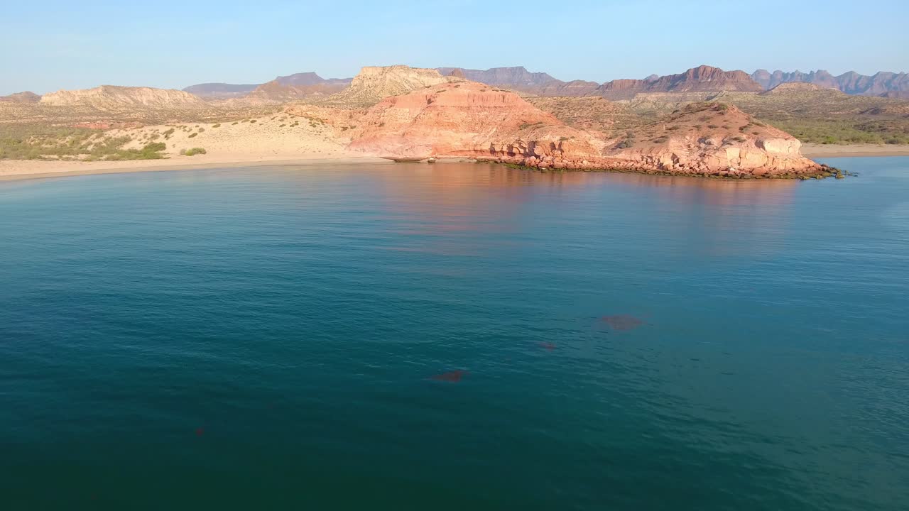 vuelo hacia adelante a la antena de ascensión de un velero blanco en un fondeadero tranquilo con una vista espectacular del paisaje desértico