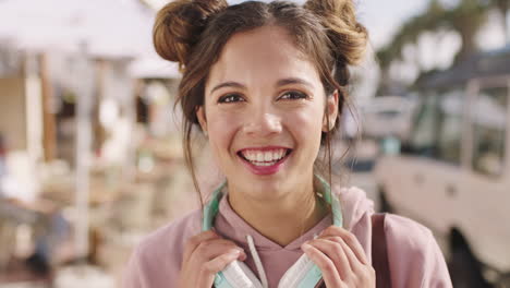 Feliz,-Sonrisa-Y-Rostro-De-Mujer-En-La-Ciudad