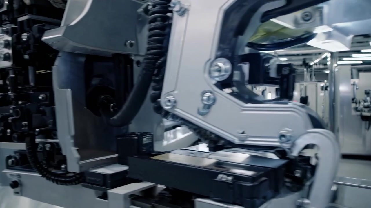 Brazos robóticos y maquinaria automatizada en una moderna fábrica de fabricación