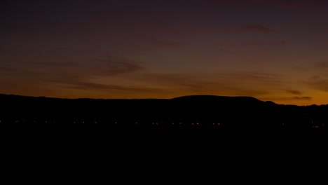 Puesta-De-Sol-Sobre-Un-Pueblo-Tranquilo,-Prados-Al-Atardecer,-Cambio-De-Luz,-Lapso-De-Tiempo