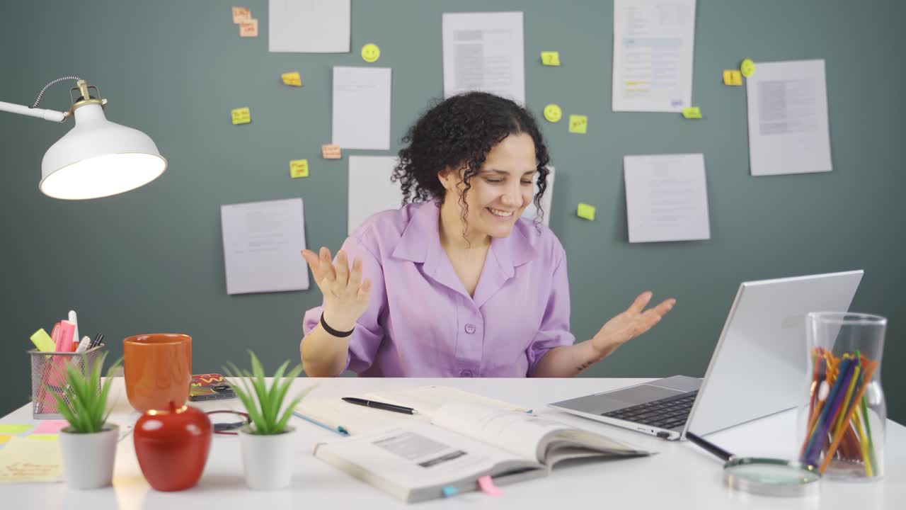una estudiante que se alegra.