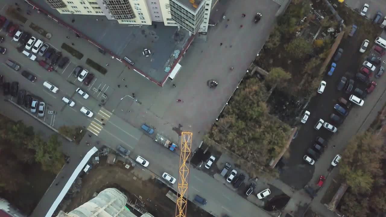 paisaje urbano con grúa de construcción