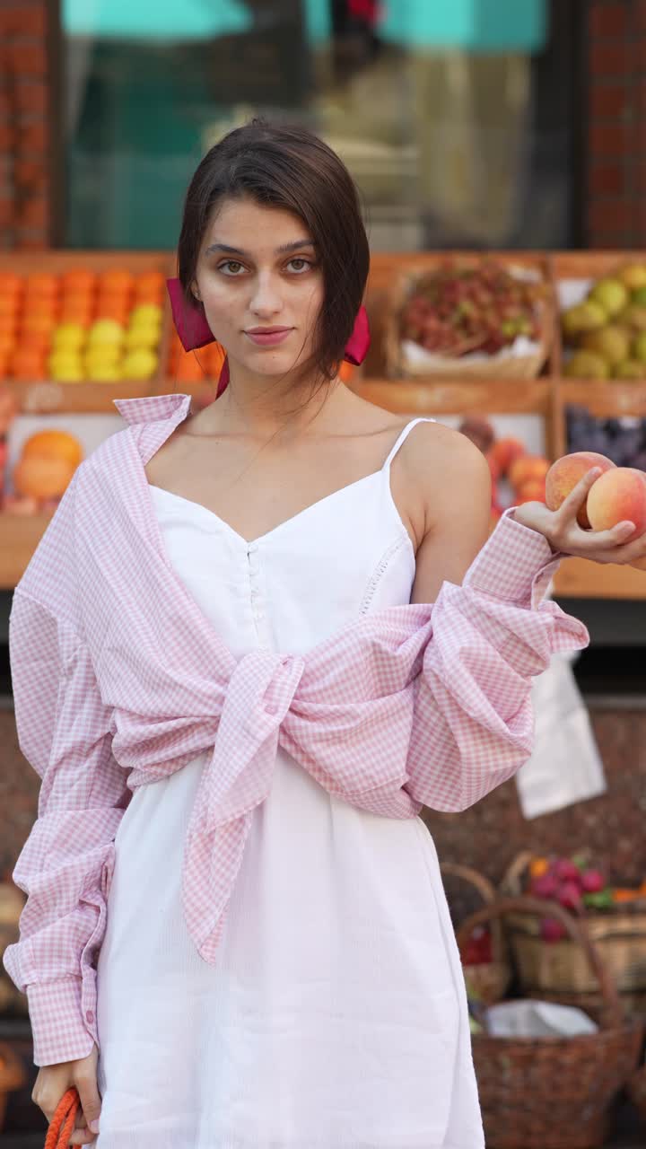 농부 시장 에서 복아 를 구입 하는 여자