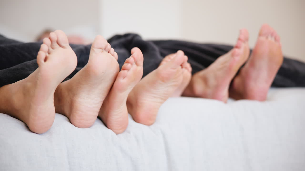 침대, 잠, 그리고 가족의 발이 깨어납니다.