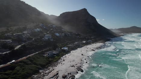 pueblo montañoso de acantilados brumosos en la orilla de witsand cerca de scarborough, ciudad del cabo, sudáfrica