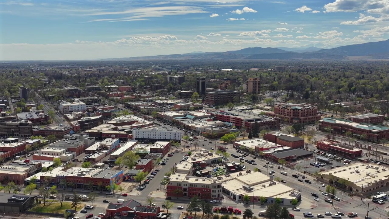 Fort Collins, Colorado. Vista aerea con drone del centro e del centro storico con montagne sullo sfondo