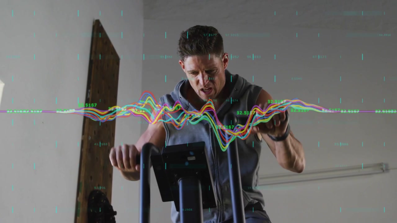 Uomo che pedala sull'ellittica mentre controlla la console, con una forma d'onda animata che si sincronizza con il polso per il fitness.