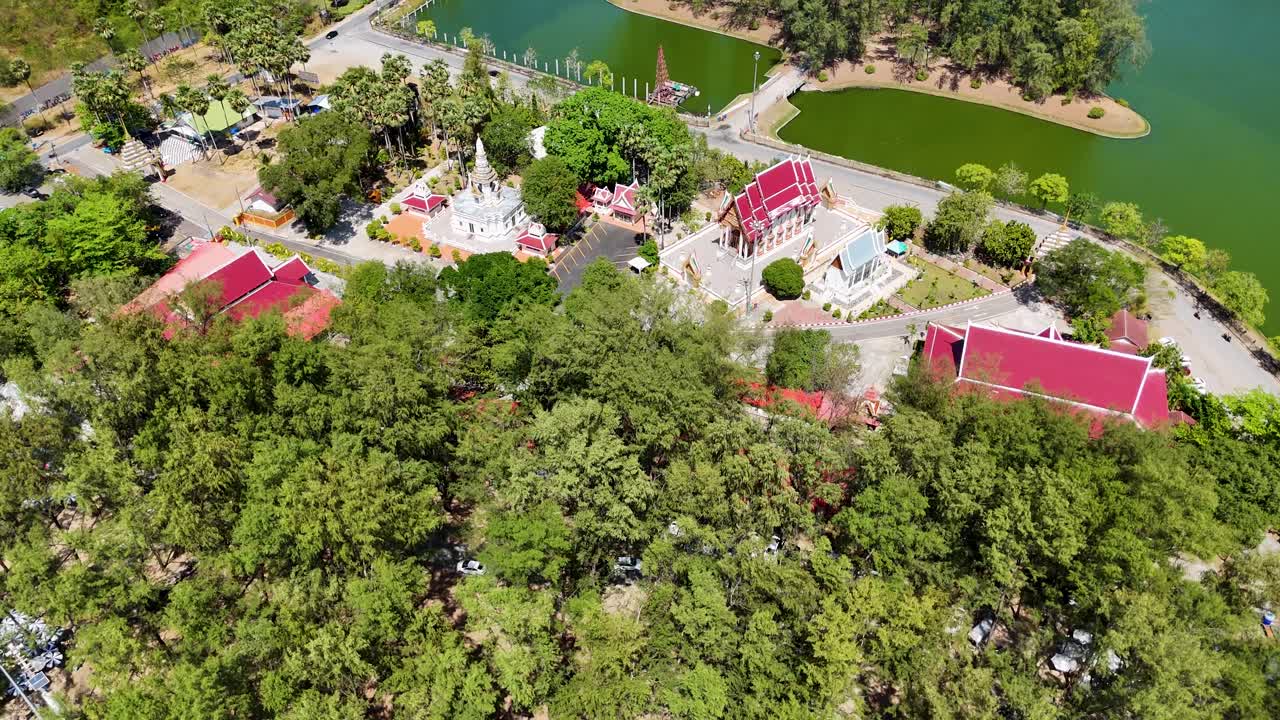 드론 영상은 태국의 푸켓에 있는 나이 하른 사원을 촬영해 그 건축물과 그 주변의 초록색을 밝은 빛 아래 보여준다.
