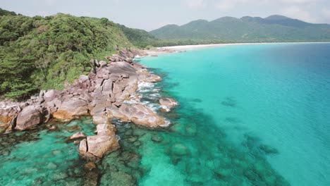 la playa tropical de la gran isla angra dos reis, río de janeiro, brasil