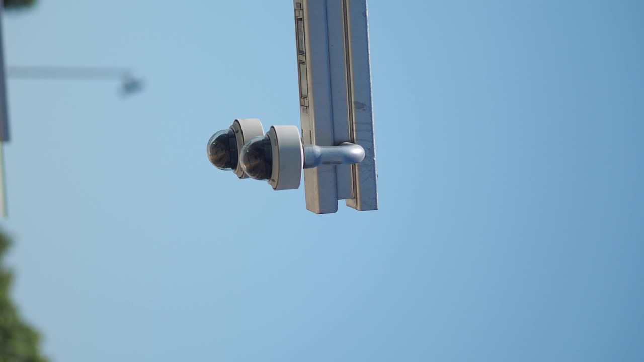 Telecamere di sicurezza su un palo