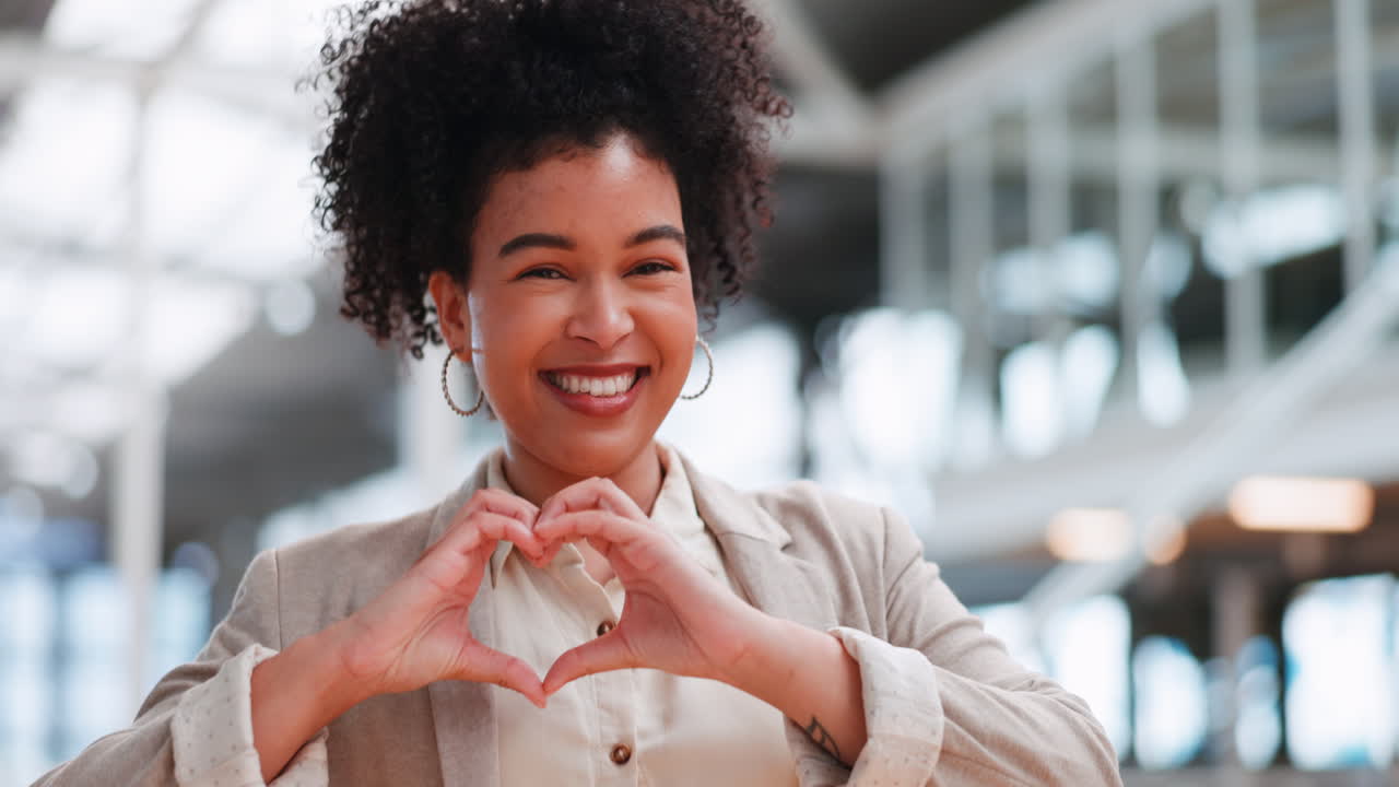 mujer negra con mano corazón, rostro y carrera amor