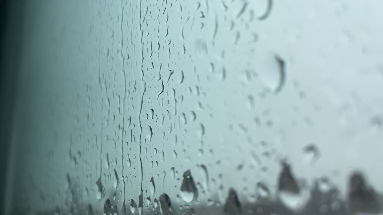 gotas de lluvia cayendo sobre una ventana