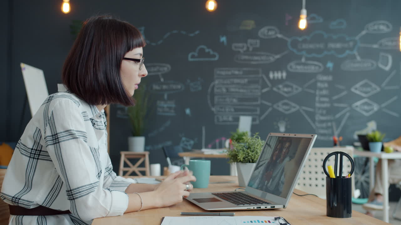 mujer en una llamada de video en una oficina moderna