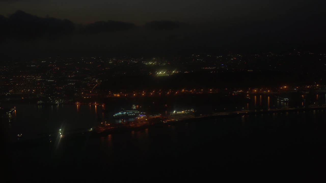 acercándose al aeropuerto de barcelona por la noche