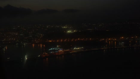 Acercándose-Al-Aeropuerto-De-Barcelona-Por-La-Noche