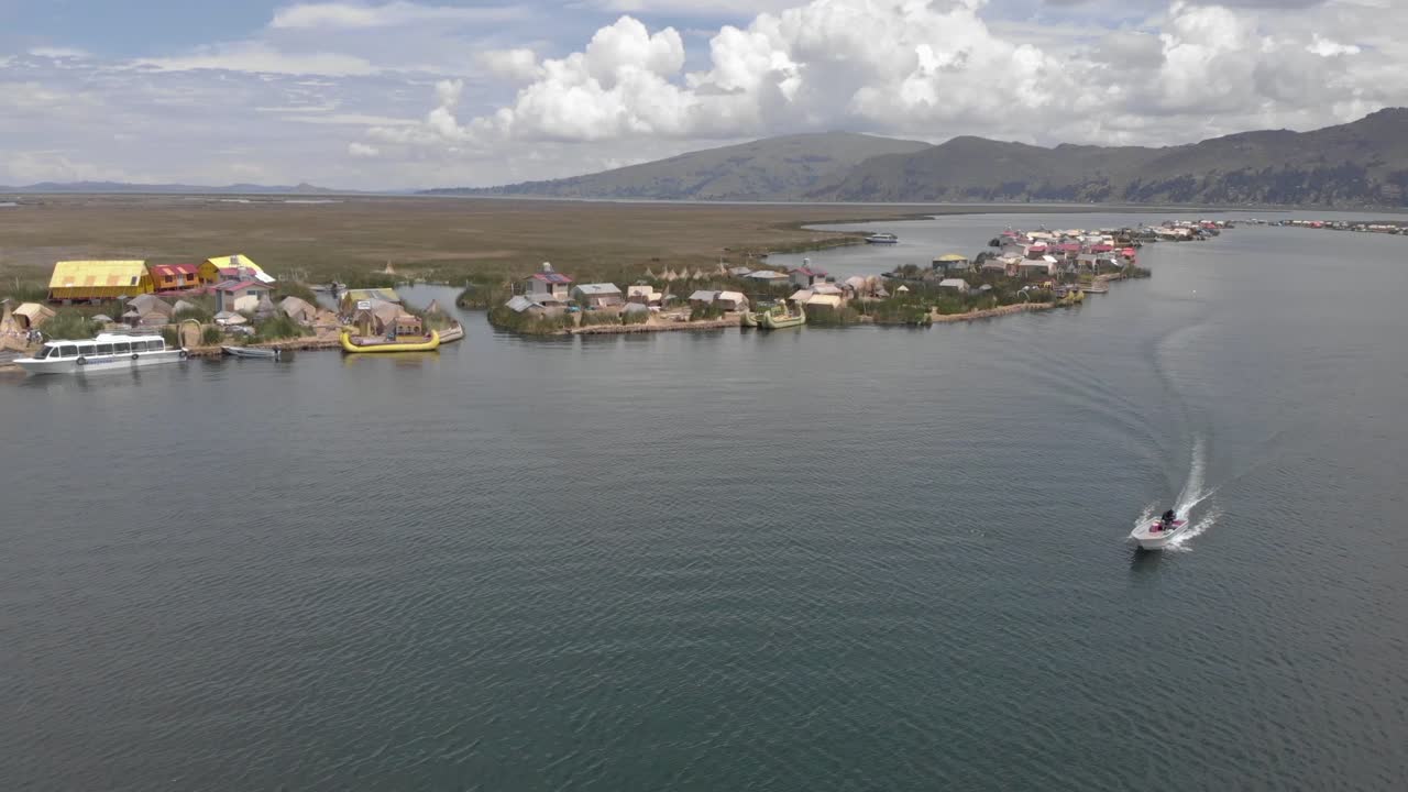 pueblo turístico sin carreteras: islas flotantes de los uros en el lago titicaca