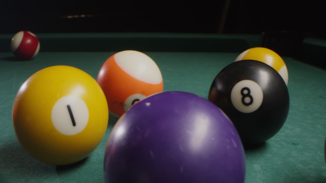 Mesa de billar con bolas