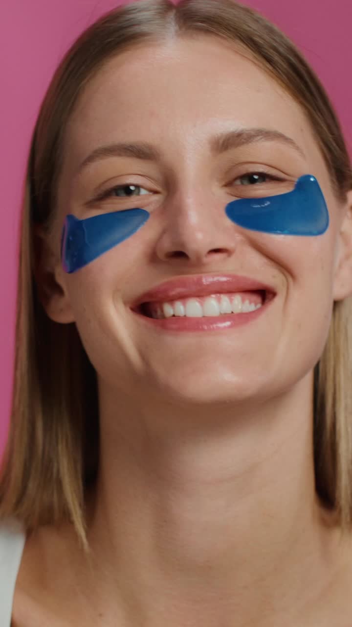 mujer con parches en los ojos