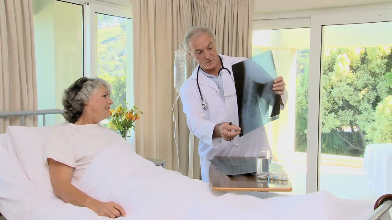 doctor mostrando una radio a una mujer