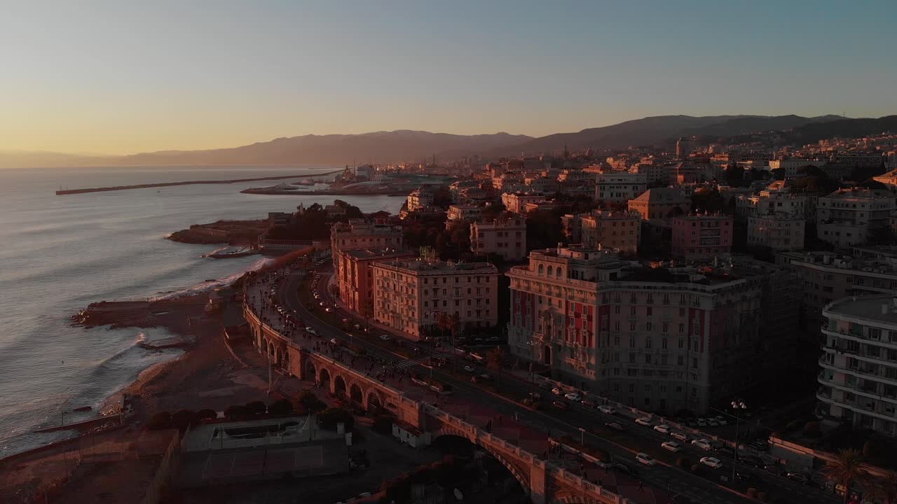 imágenes aéreas de genova: ciudad italiana junto al mar, vista desde corso italia por el dron