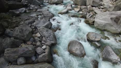 Luftaufnahme-Des-Kristallklaren-Türkisfarbenen-Gebirgsflusses-Verzasca-Tal-In-Den-Schweizer-Alpen